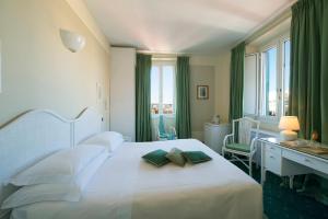 A bed or beds in a room at Hotel Gregoriana