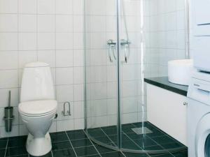 uma casa de banho com um chuveiro, um WC e um lavatório. em 6 person holiday home in Allinge em Allinge
