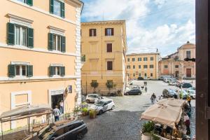 Blick auf eine Straße mit Autos und Gebäuden in der Unterkunft Ripense in Rom