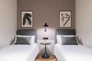 Posteľ alebo postele v izbe v ubytovaní Aspasios Rambla Catalunya Apartments