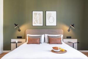 Posteľ alebo postele v izbe v ubytovaní Aspasios Rambla Catalunya Apartments