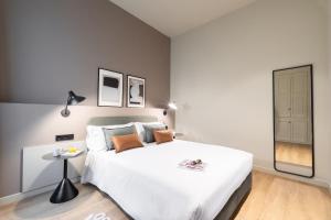Posteľ alebo postele v izbe v ubytovaní Aspasios Rambla Catalunya Apartments