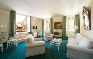 ローマにあるホテル グレゴリアナのリビングルーム(ソファ、椅子付)、窓が備わります。