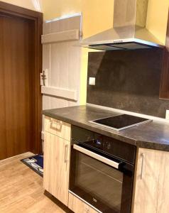 een keuken met een fornuis en een fornuis top oven bij Summer Host House in Sozopol
