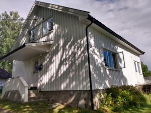une maison avec des parois blanches dans l'établissement 1940s house in Vestre Toten, à Boverbru