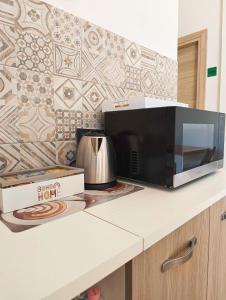 a microwave sitting on a counter next to a box at Civico 185 in Acri