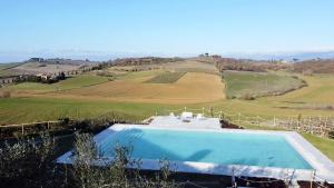 an overhead view of a swimming pool in a field at Villa ideale per riunioni familiari nella pace della campagna cortonese in Valiano