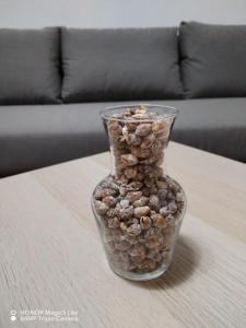 un vase en verre rempli de rochers sur une table dans l'établissement Appartamento L'Ulivo, à Brancaleone Marina
