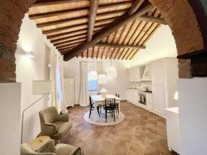a kitchen and dining room with a table and chairs at Villa ideale per riunioni familiari nella pace della campagna cortonese in Valiano