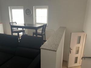 eine Küche und ein Esszimmer mit einem Tisch und Stühlen in der Unterkunft BayrischGut Ferienwohnung in Orschweier