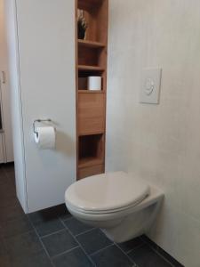 La salle de bains est pourvue de toilettes blanches et d'un rouleau de papier toilette. dans l'établissement 1940s house in Vestre Toten, à Boverbru