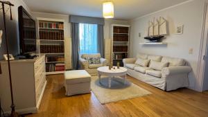 蘇黎世的住宿－Entire Zurich Villa, Your Private Luxury Escape，客厅配有沙发和桌子