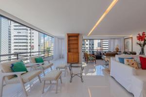 uma sala de estar com um sofá e uma mesa em Condomínio Mykonos #400 - Apê Deluxe em Fortaleza por Carpediem em Fortaleza