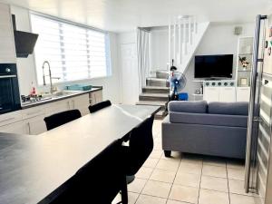 Virtuve vai virtuves zona naktsmītnē Appartement Tahiti Pirae Apiday