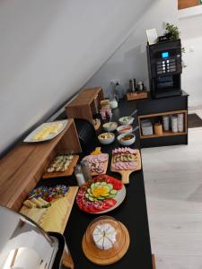 stół z wieloma talerzami jedzenia w obiekcie Hotel Nenufar Premium w mieście Kościan