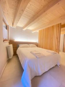 Giường trong phòng chung tại Courmayeur Superior and Junior suite by SupaStays