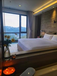 Postel nebo postele na pokoji v ubytování The Luxe Da Lat