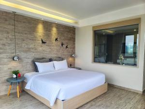 Postel nebo postele na pokoji v ubytování The Luxe Da Lat