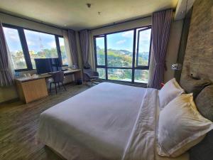 Postel nebo postele na pokoji v ubytování The Luxe Da Lat
