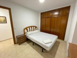 Postel nebo postele na pokoji v ubytování Apartamentos Neptuno Oropesa 3000