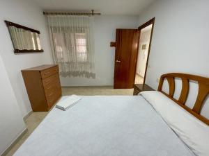 Postel nebo postele na pokoji v ubytování Apartamentos Neptuno Oropesa 3000