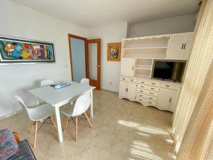 TV a/nebo společenská místnost v ubytování Apartamentos Neptuno Oropesa 3000