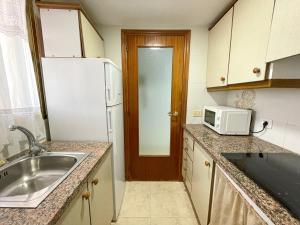 Kuchyň nebo kuchyňský kout v ubytování Apartamentos Neptuno Oropesa 3000