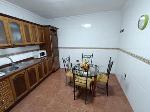 Kuchyň nebo kuchyňský kout v ubytování Rincón de Joel Habitación con baño privado