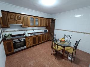 Kuchyň nebo kuchyňský kout v ubytování Rincón de Joel Habitación con baño privado