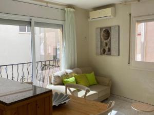 a living room with a couch and a table at INNOUTHOME APARTAMENTO CON WIFI y AA_BALMES I in L'Ametlla de Mar