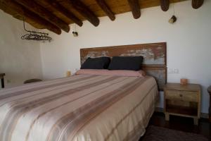 um quarto com uma cama grande num quarto em Cortijo Los Llanos em Huéscar
