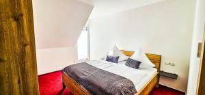 Un pat sau paturi într-o cameră la Ferienwohnung - Riesling Ambiente - im Weingut Andries