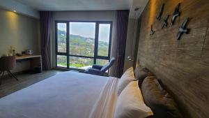 Postel nebo postele na pokoji v ubytování The Luxe Da Lat