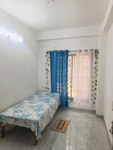 1 dormitorio con cama y ventana en Traveller's Nest By My Fav Nest en Siliguri