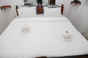 dos animales de peluche están sentados en una cama en Dovenest Lodge en Naivasha
