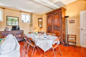 ein Esszimmer mit Tisch und Stühlen in der Unterkunft La Rabouillère - House in Omaha Beach in Commes + 9 Fotos