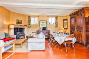 ein Wohnzimmer mit Tisch und Couch in der Unterkunft La Rabouillère - House in Omaha Beach in Commes