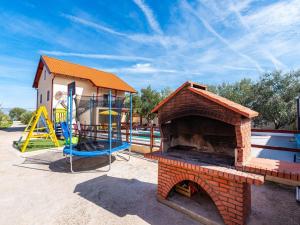 Bazén v ubytování Holiday Home Villa Vesna Lux nebo v jeho okolí + 39 fotografií