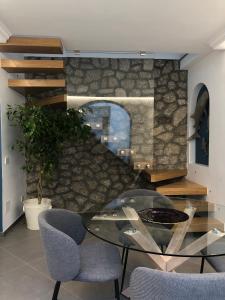 a dining room with a glass table and chairs at Casa Flavia in Anacapri