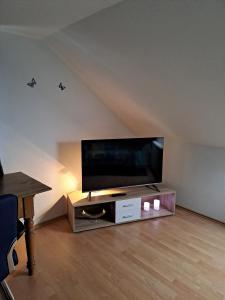 テネンブロンにあるLes Papillonsのリビングルーム(薄型テレビ付)
