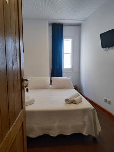 1 dormitorio con 1 cama con 2 toallas en House Rooms in Bairro Alto, en Lisboa