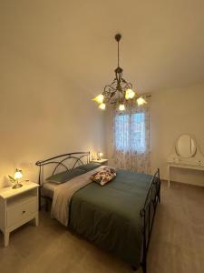 um quarto com uma cama e um lustre em KATY CHARME Apartment SELF CHECK-IN em Pisa