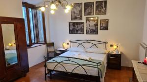 een slaapkamer met een bed en wat foto's aan de muur bij Casa delle rondini in Cingia deʼ Botti