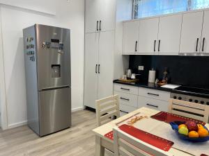 ベラトにあるApartment Villa Virginiaのキッチン(冷蔵庫付)、テーブル(フルーツボウル付) +22枚の写真