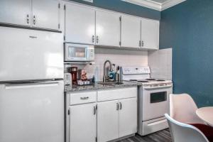 A kitchen or kitchenette at Sunset Beach Suites at Madeira Beach! Pet Friendly with Summer Breezes! - Suite 6