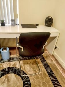 een bureau met een stoel voor een bureau bij Urban Oasis Loft in Bradford