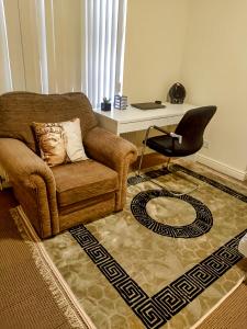 een woonkamer met een stoel en een bureau bij Urban Oasis Loft in Bradford