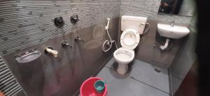 Et badeværelse på Diplomat luxury home stay in private apartment with kitchen, washroom, wifi , Android tv, fridge in cream location of posh south delhi foreiner area of lajpat nagar, safst locality of Delhi for single females