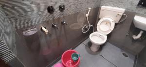 Et badeværelse på Diplomat luxury home stay in private apartment with kitchen, washroom, wifi , Android tv, fridge in cream location of posh south delhi foreiner area of lajpat nagar, safst locality of Delhi for single females