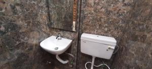 Et badeværelse på Diplomat luxury home stay in private apartment with kitchen, washroom, wifi , Android tv, fridge in cream location of posh south delhi foreiner area of lajpat nagar, safst locality of Delhi for single females + 23 billeder